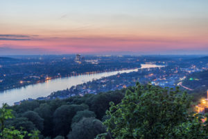 Deutschland, Nordrhein-Westfalen, Bad Honnef, Rhein, Blick Richtung Bonn am Abend Deutschland, Nordrhein-Westfalen, Bad Honnef, Rhein, Blick Richtung Bonn am Abend